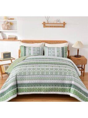 Green & White Striped Lightweight Quilt Set With Matching Pillow Shams - Full/Qu